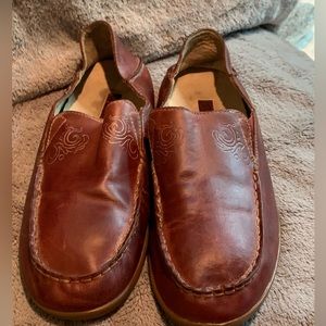 Olukai size 9.5 Nohea Nubuck leather loafers burgundy color